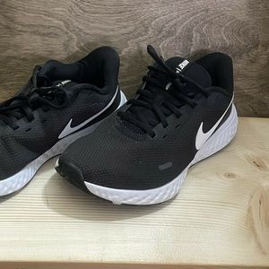 Nike Revolution 5 Black/White BQ6714 003 Mens Running Shoes Size 9 W | No Box